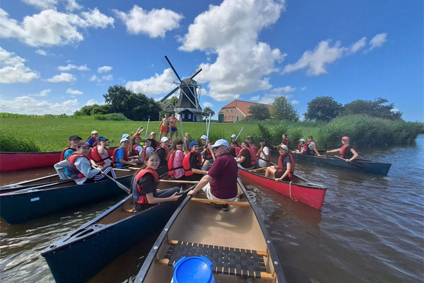 Kanu-Aktivität während der Neuharlingersiel-Fahrt des Wittekind-Gymnasiums