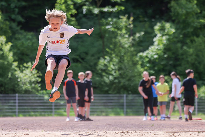 wittekind-gymnasium-aktivitaeten-sport-weitsprung-01