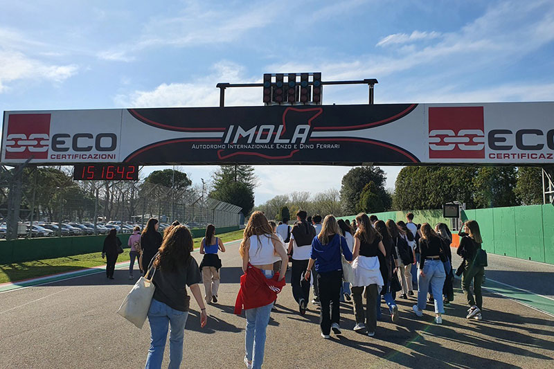 Schüler des Wittekind-Gymnasiums beim Austauschprojekt in Imola, Italien